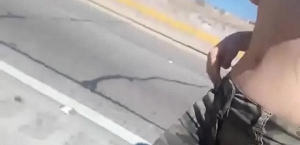  Una colombianita follando en la autopista